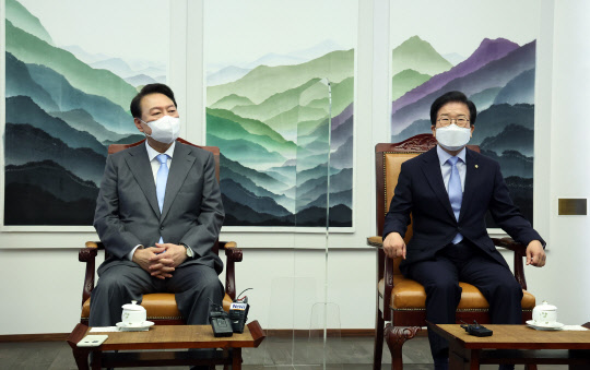 윤석열 대통령이 16일 국회 시정연설에 앞에 사전환담을 갖고 박병석 국회의장 및 여야 지도부와 대화하고 있다. 연합뉴스